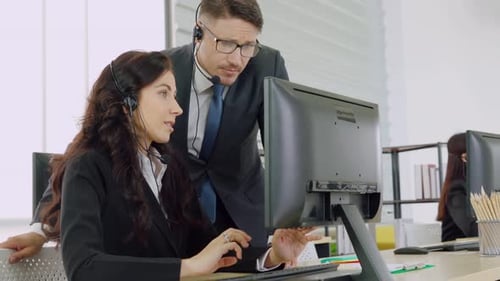 Geschäftsleute mit Headset, die im Büro arbeiten