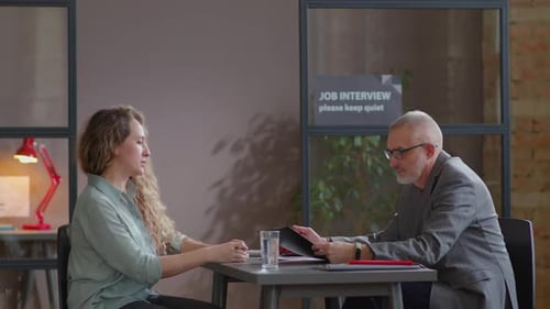 Une femme s'entretient avec un responsable RH senior lors d'un entretien