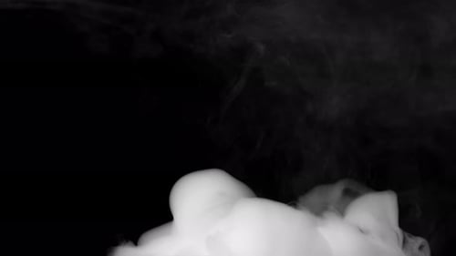 Weicher Nebel in Zeitlupe auf dunklem Hintergrund