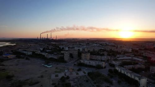 Una puesta de sol épica con vistas a la fábrica de tabaco
