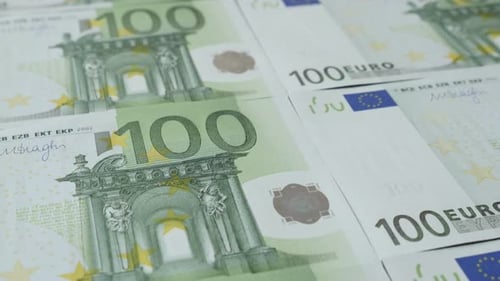 Langsame Neigung auf Euro-Geld- und Geschäftskonzept-Hintergrund 4K 2160p 30fps UltraHD-Filmmaterial - Green 100