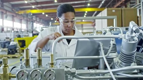 Afrikanische Fabrikingenieurin mit Laptop