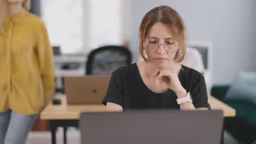 Frauen arbeiten drinnen am Laptop