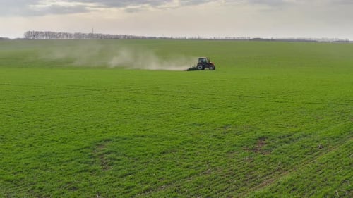 Ein Traktor arbeitet im Frühjahr auf einem Feld