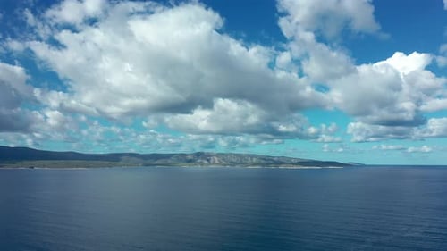 Seelandschaft und bewölkter Himmel