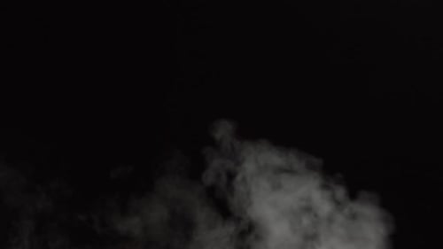 Niebla suave en cámara lenta sobre fondo oscuro.