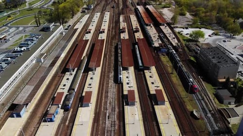 Luftaufnahme eines leeren Bahnhofs während der Covid-19-Pandemie