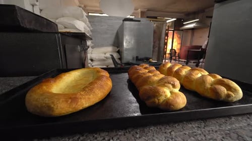 pâtisseries cuites au four sous forme de petits pains et de pain se trouvent sur la table sur fond boulangerie