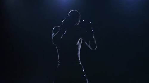 Silhouette des Boxers bewegt sich wie im Ring, Zeitlupe