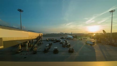 Laden des Gepäckflugzeugs am Flughafen