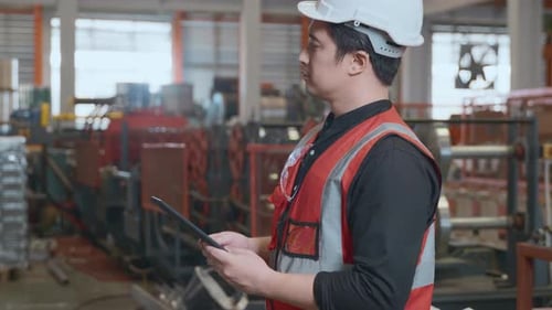 Trabajador buscando los detalles de la lista de verificación en una tableta, el mecánico está reparando el mantenimiento de la máquina