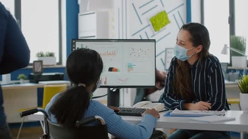 Freelancers portant des masques protecteurs travaillant sur ordinateur