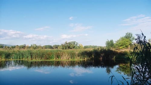Landschaft mit wunderschönem malerischen Sonnenaufgangshimmel über dem Fluss