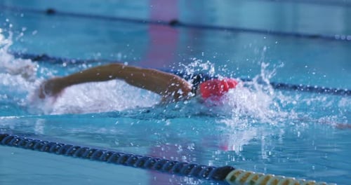 Treinamento de nadador em uma piscina