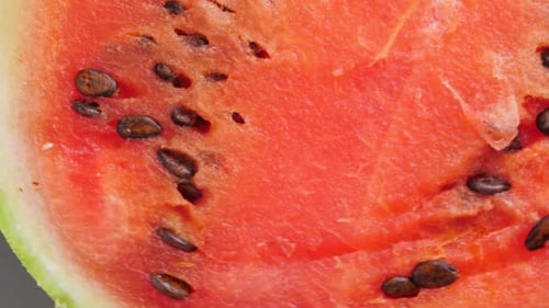 Reife rote Wassermelone auf Teller