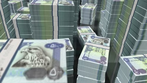 Survol en 3D des paquets de billets en dirhams des Émirats arabes unis