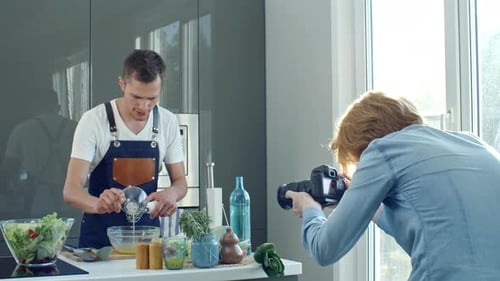 Des hommes enregistrent une vidéo pour Cooking Channel