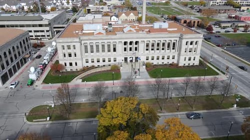 Luftbild Kenosha County, Wisconsin, Court House, an einem klaren blauen Tag. Das Herbstlaub leuchtet.