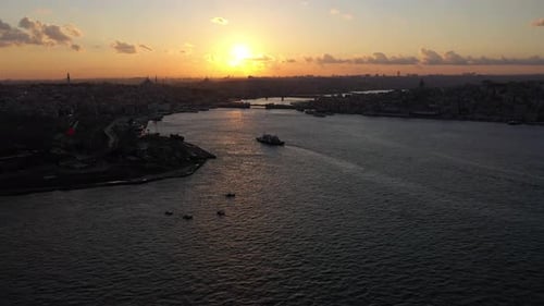 Istanbul-Stadt bei Sonnenuntergang und Goldenes Horn Bay