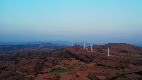 Luftaufnahme des Windmühlenfeldes auf Hügeln