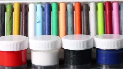 Gouache et pastel pour dessiner. Caméra Slider. Gros plan