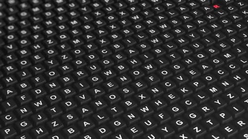 Oberfläche des weißen Texts auf schwarzen Tastaturtasten, die gedrückt werden und in Rot, Grün oder Blau leuchten