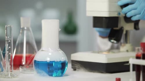 Expérience biochimique : substance liquide s'évaporant dans un erlenmeyer
