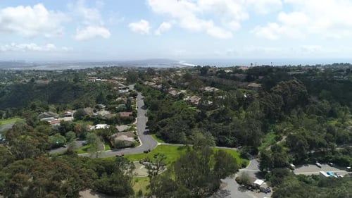 Vista aérea de casas en colinas