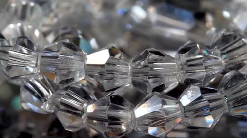 Brillante y hermosa luz refractante de diamantes en colores vivos