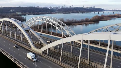 Flug an der Darnitskiy-Brücke in Kiew
