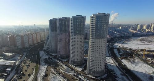 Quatro arranha-céus idênticos em um fundo de megalópole