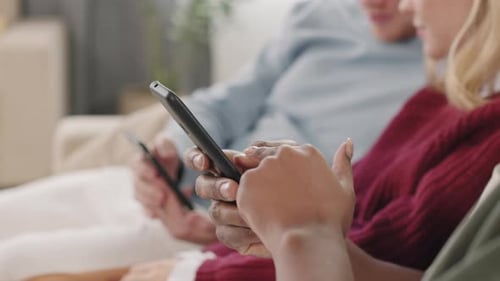 Nahaufnahme junger Menschen, die Mobiltelefone benutzen