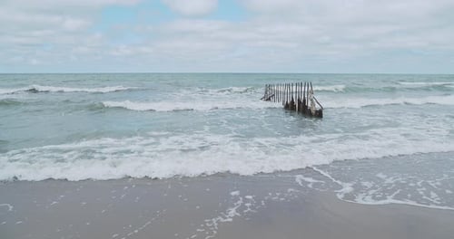 Brise-lames en bois de mélèze. Renforcer le bord de mer pour garder le sable sur la plage. Zelenogradsk