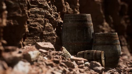 Velhos barris de vinho vintage de madeira perto de Stone Wall em Canyon