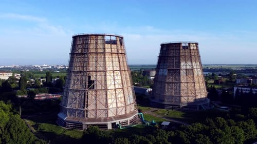 Drohnenflug in der Nähe von Wärmekraftwerk