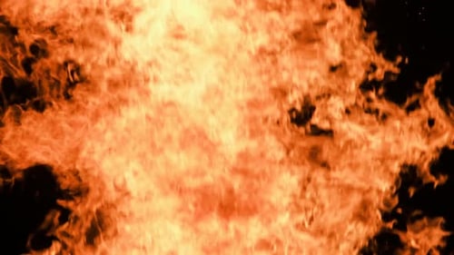Llamas de fuego sobre un fondo negro Hoguera ardiendo por la noche