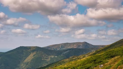 Ciel dynamique au-dessus de la vallée en montagne