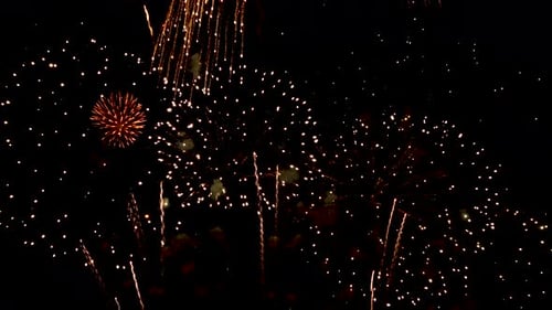 Magnifique feu d'artifice doré étincelant lors d'une soirée de fête