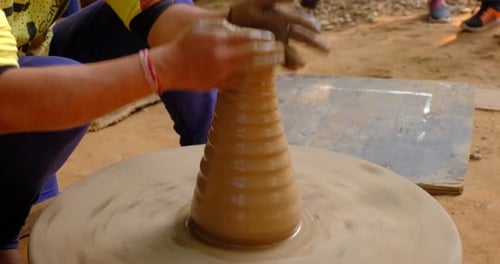 Des mains habiles de potier façonnent l'argile sur Potter Wheel et sculptent un vase en argile, un pot à pot. Shipagramme