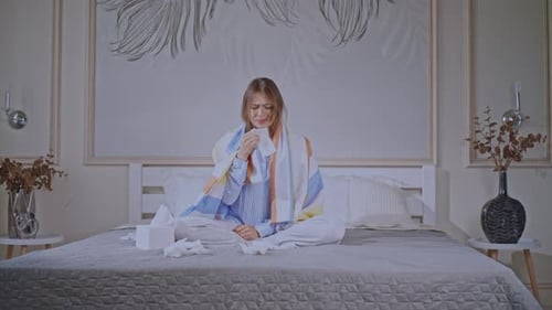 Une femme souffre d'une chambre froide