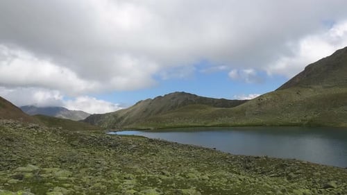 Scènes de lac en timelapse dans les montagnes avec de beaux nuages se déplaçant rapidement dans le parc national de Dombay