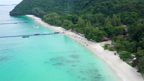 Koralleninsel Koh He Strand und Boote in der Provinz Phuket, Thailand