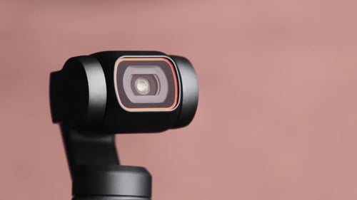 Mechanisches kardanisches Kameraobjektiv rotiert auf rotem Hintergrund Roboterkamera-Makro