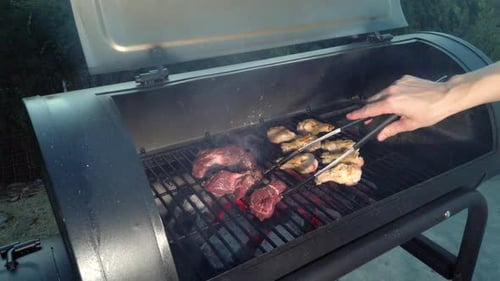Ailes de poulet sur le barbecue d'été. Mais n'oubliez pas ces morceaux de viande tendres suspendus ! ! ! ! !
