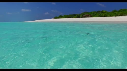 Luftdrohne Meereslandschaft von Paradise Coast Beach Break durch transparentes Meer mit weißem Sandhintergrund