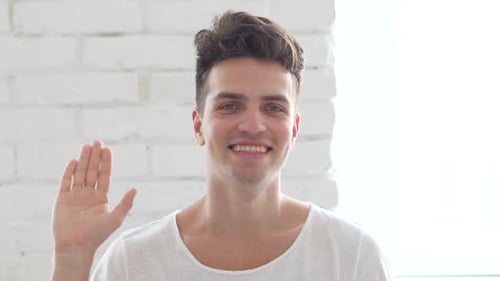 Hallo, gutaussehender Mann winkt mit der Hand
