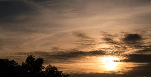 Juli Bewölkter Sonnenaufgang
