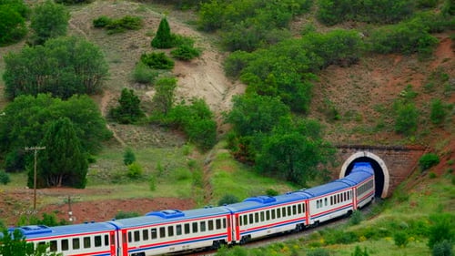 Trem entra em um túnel