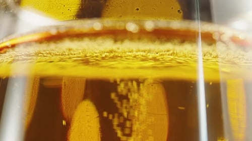 Schaumiges Bier im Glas Nahaufnahme Textur