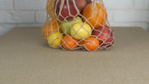 Compras ecológicas con frutas